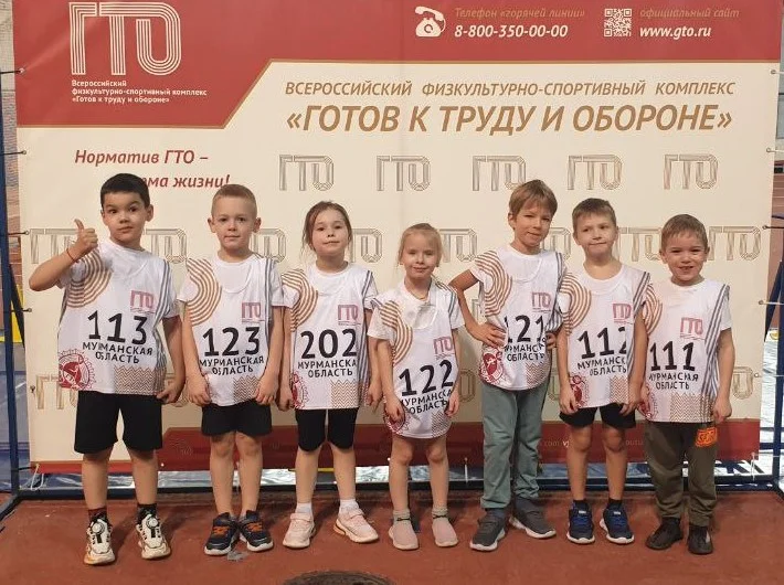 Спортсмены на испытаниях комплекса ГТО во время общей разминки