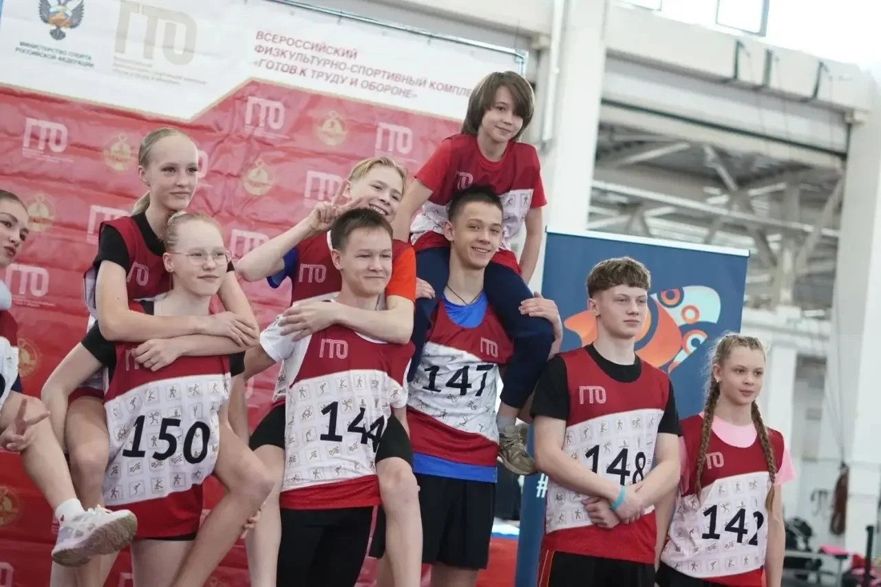 Спортивное тестирование участников ГТО во время общей разминки
