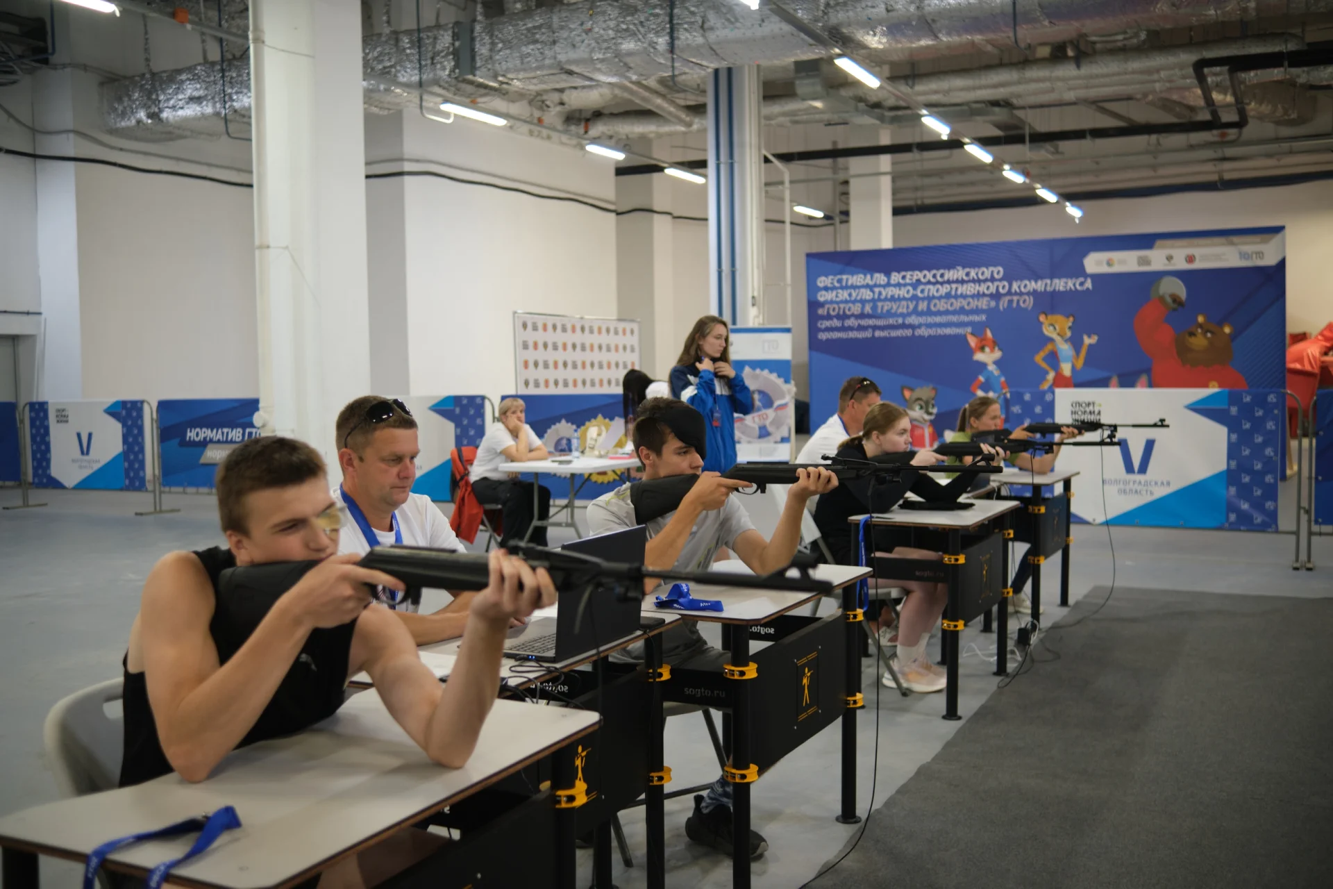 Спортивная команда комплекса ГТО на этапе физической подготовки